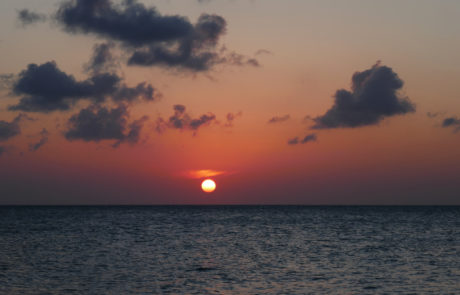 Sonnenuntergang über dem Meer auf der Isla Holbox