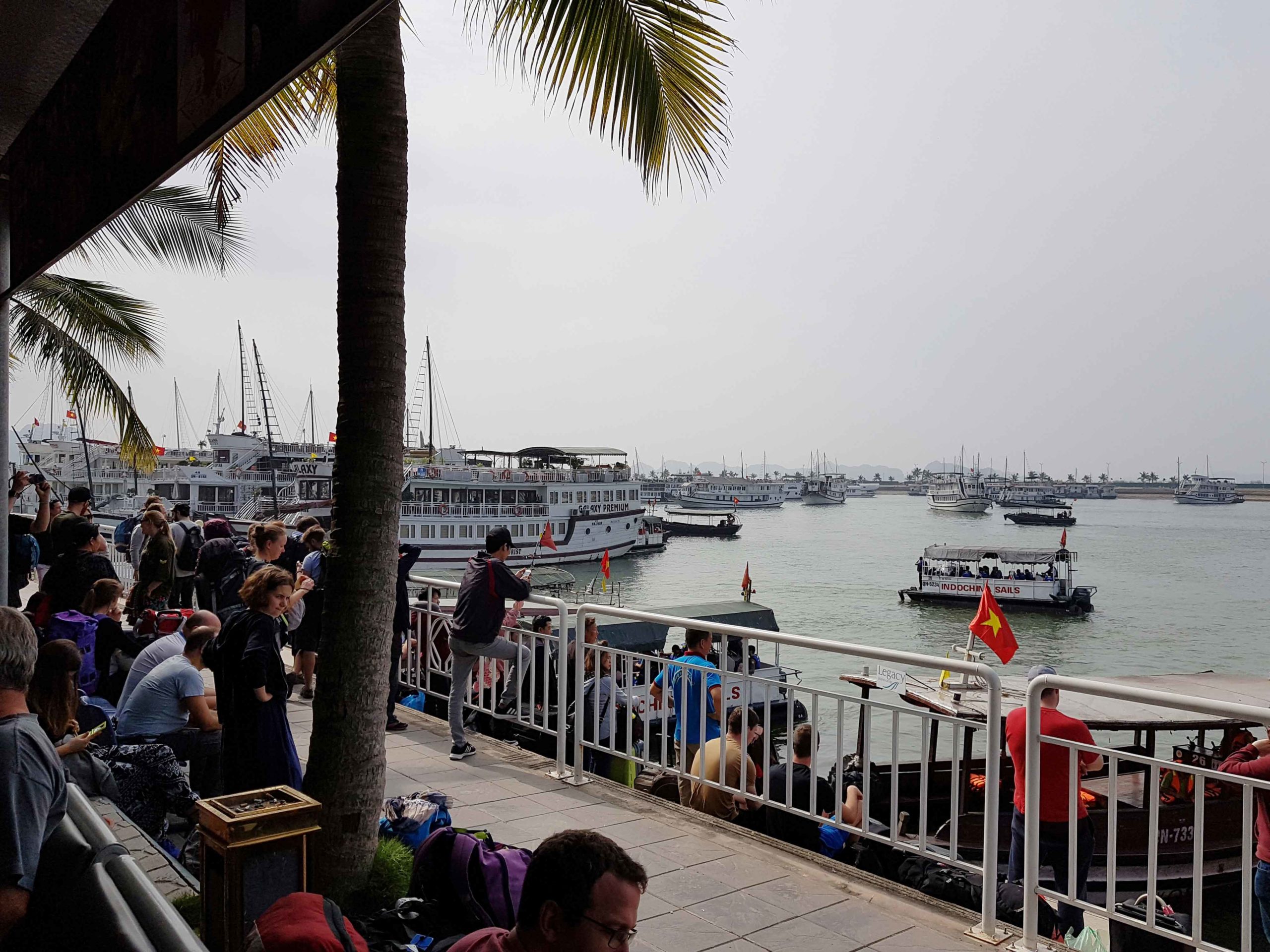 Der Kai von Bai Chay von wo aus die Boote in der Ha-Long-Bucht in Vietnam ablegen