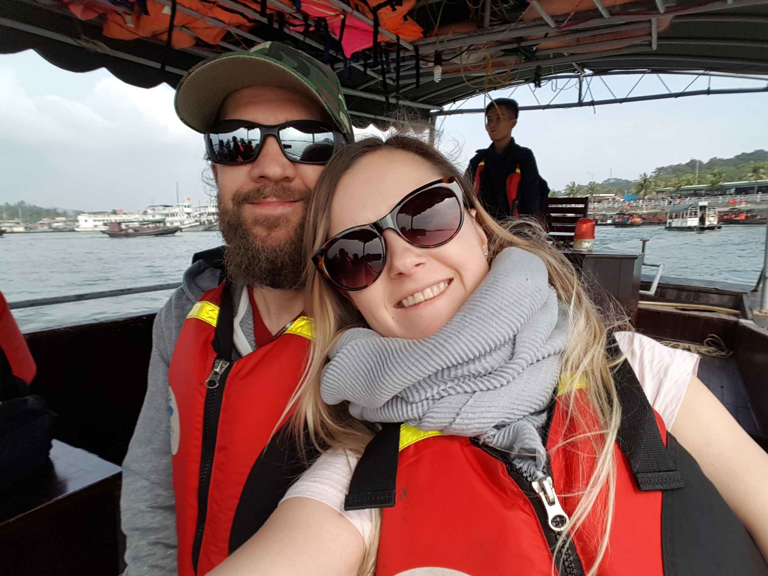 Silvia und Alex auf dem Boot mit Schwimmwesten unterwegs zum Ausflugsboot in die Ha-Long-Bay in Vietnam