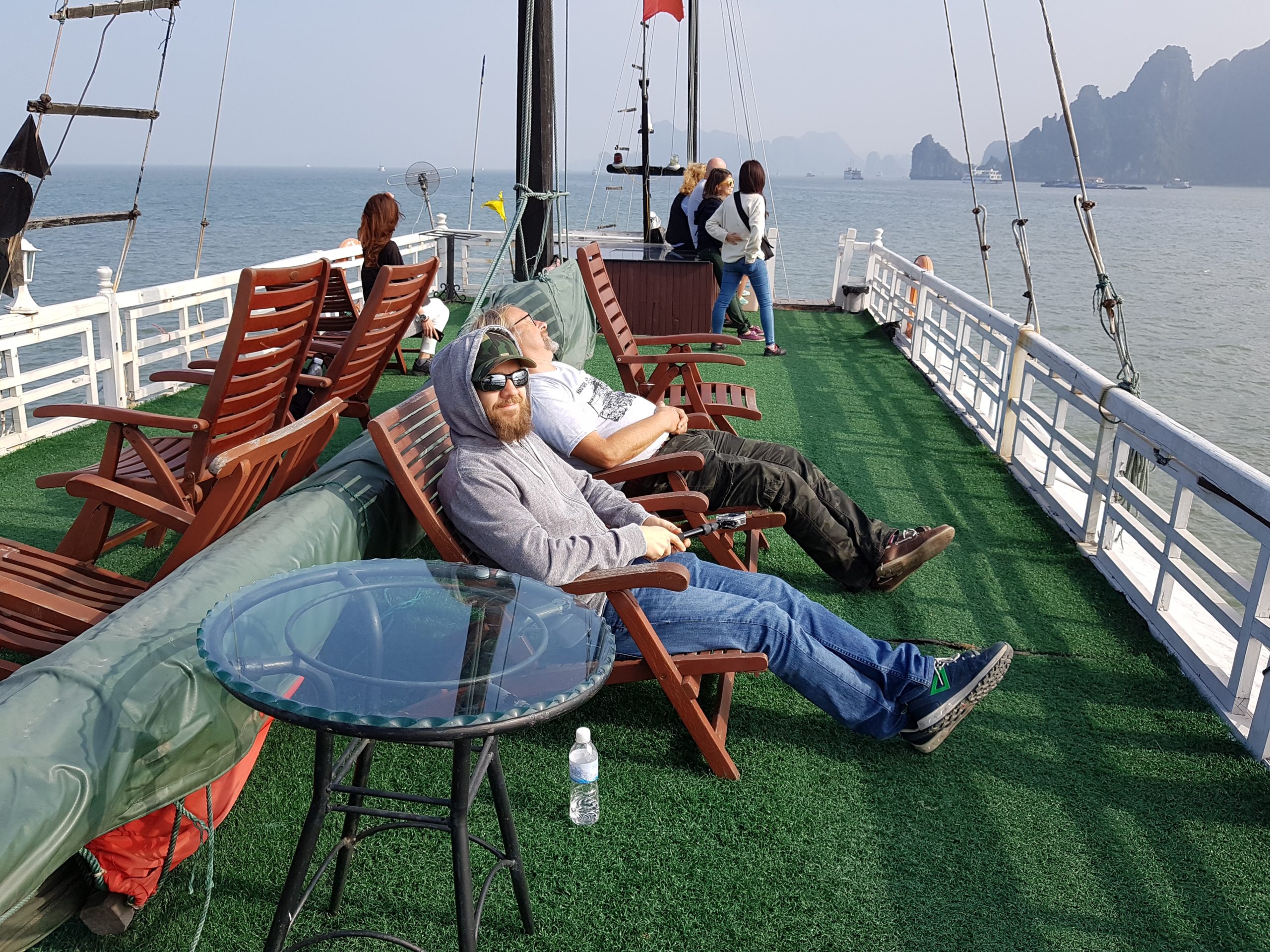 Am windigen Sonnendeck auf unserem Boot in der Ha-Long-Bay in Vietnam