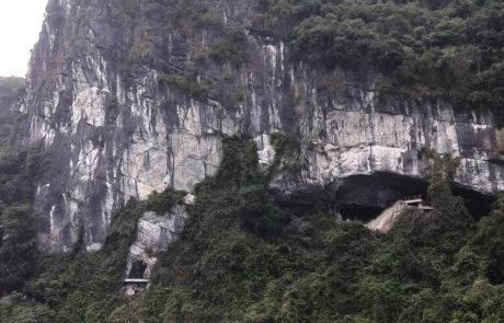 Der Eingang zur Surprise Cave, der Sung Sot Höhle in der Ha-Long-Bay in Vietnam