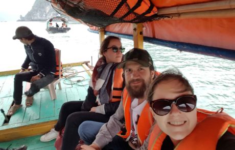 Auf dem Holzboot unterwegs nach Cat Ba Island in der Ha-Long-Bay in Vietnam