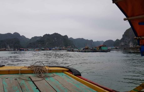 Schwimmende Dörfer auf dem Weg nach Cat Ba Island in der Ha-Long-Bay in Vietnam