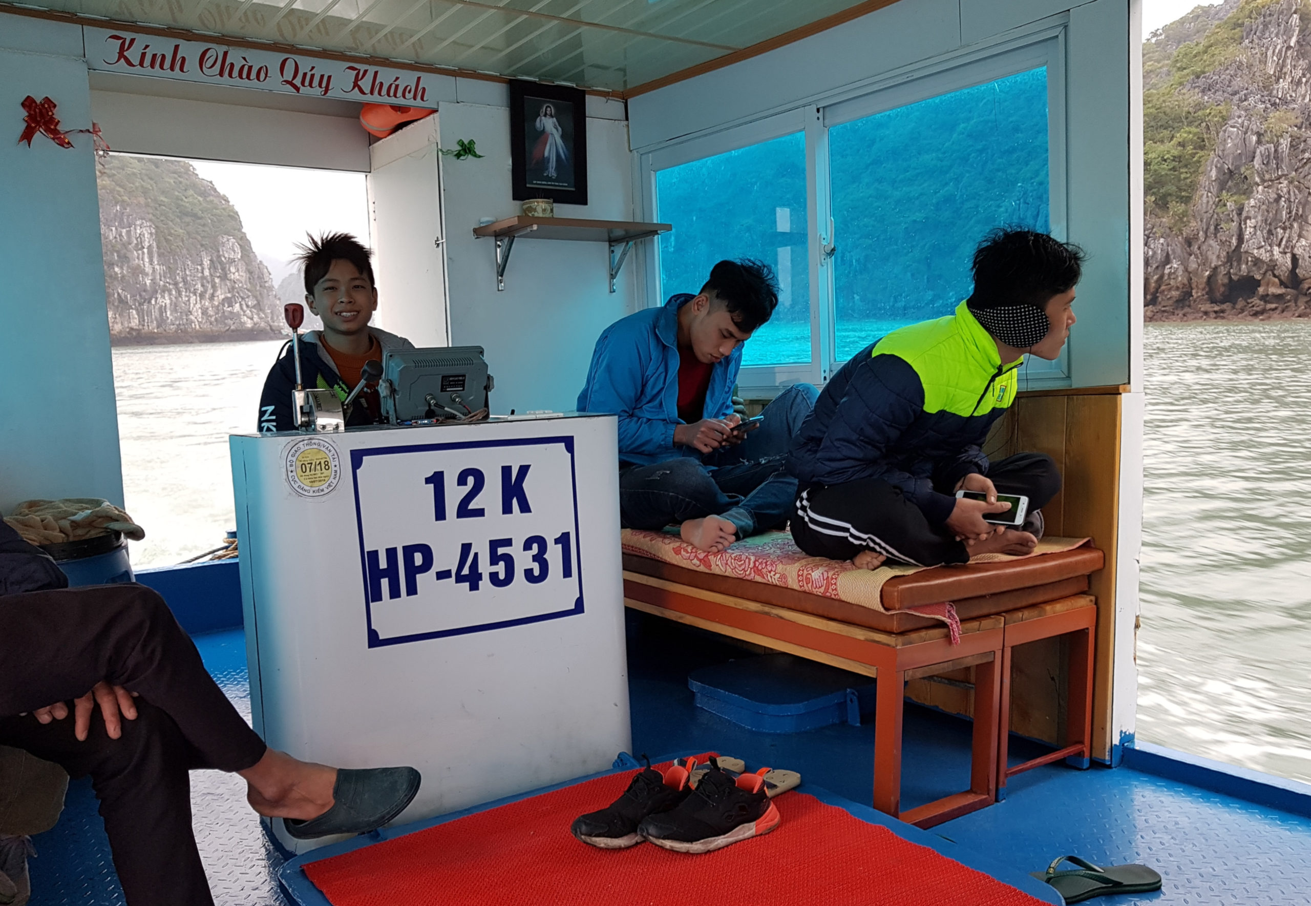 Junger Kapitän auf dem Boot von Cát Bà in die Halong Bucht