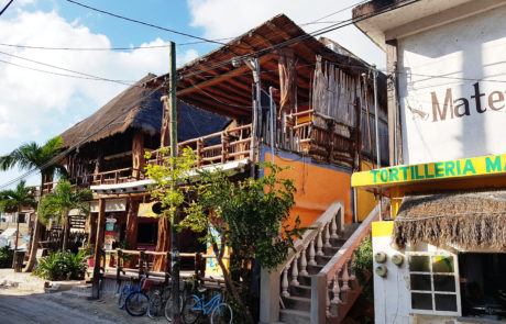 Unbefestigte Straßen auf der autofreien Insel Holbox in Mexiko