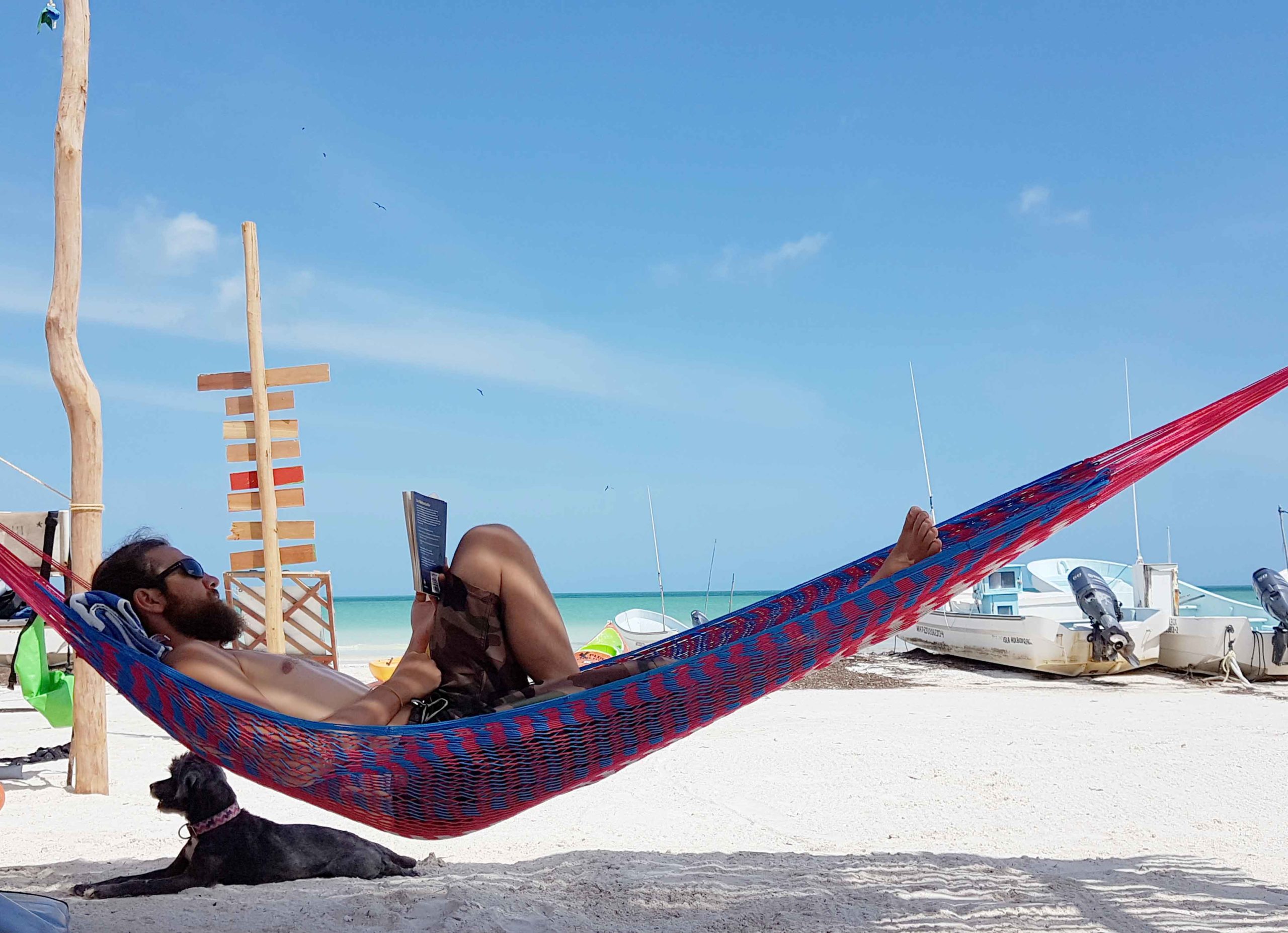 Alex in der Hängematte am weißen Sandstrand auf der Isla Holbox in Mexiko