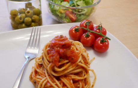 Spaghetti alla Napoletana, Spaghetti al Pomodoro, Spaghetti ai pomodori, Spaghetti mit Tomatensauce, Pasta, Cocktailtomaten, Oliven, Salat