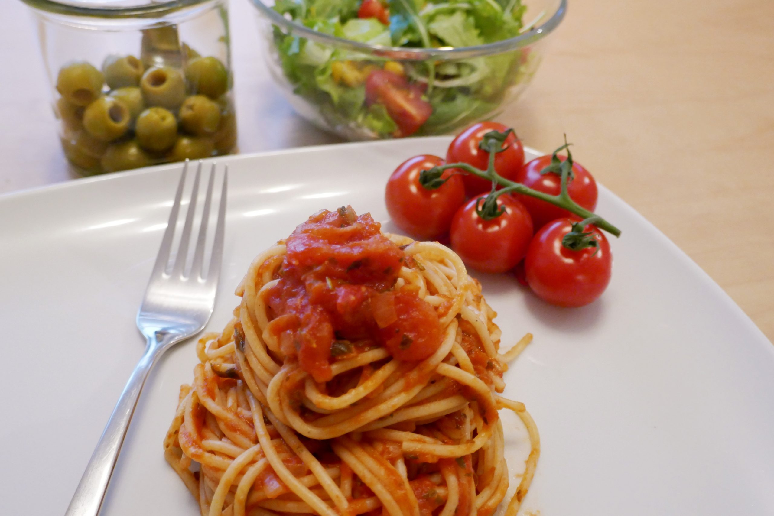 Spaghetti alla Napoletana, Spaghetti al Pomodoro, Spaghetti ai pomodori, Spaghetti mit Tomatensauce, Pasta, Cocktailtomaten, Oliven, Salat