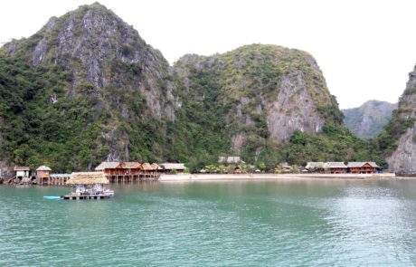 Strandbungalows in der Ha-Long-Bay in Vietnam