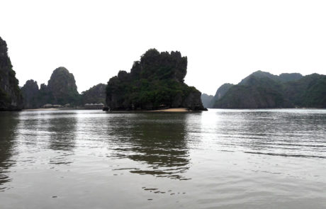 Eine kleine Insel bei Cat Ba Island in der Ha-Long-Bay in Vietnam