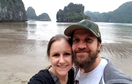 Silvia und Alex bei Ebbe am Strand einer kleinen Insel in der Ha-Long-Bay in Vietnam