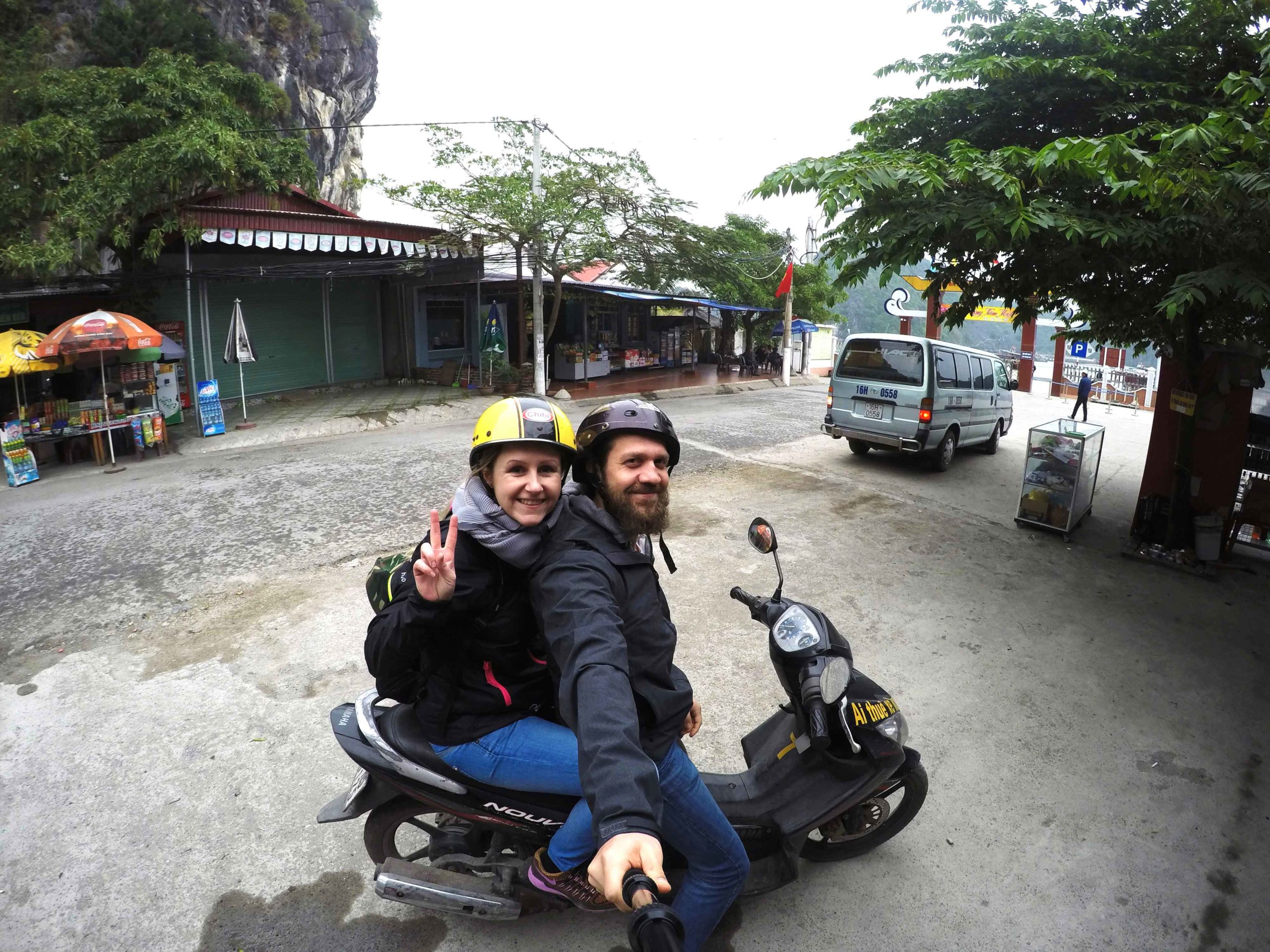 Silvia und Alex mit dem Scooter auf Cát Bà Island in der Ha-Long-Bay in Vietnam