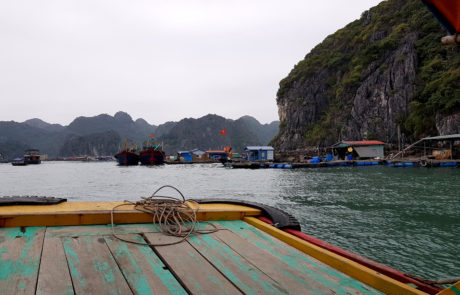 Schwimmende Dörfer bei Cát Bà Island in der Ha-Long-Bay in Vietnam