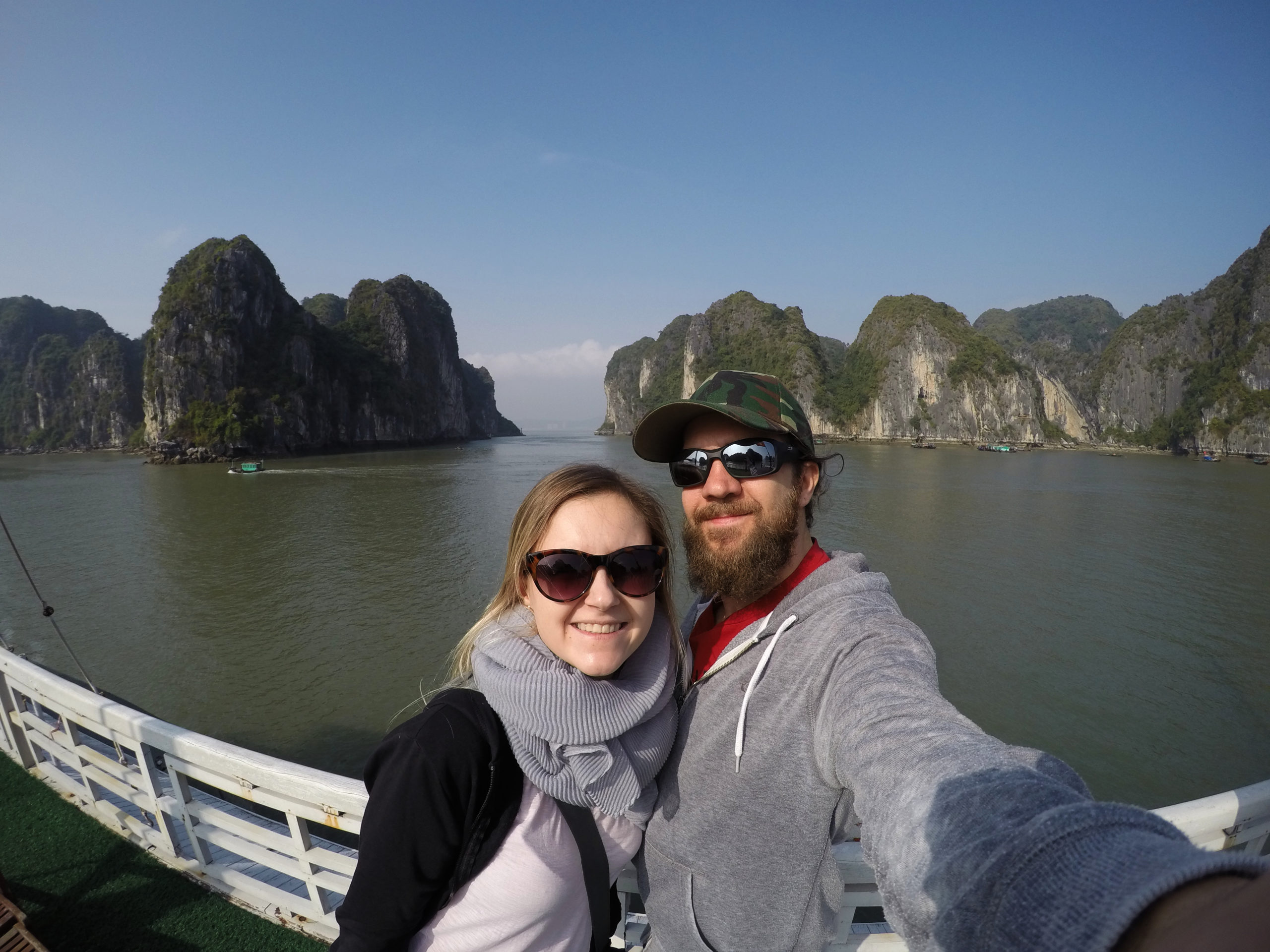 Silvia und Alex am Deck des Ausflugsboots in der Ha-Long-Bay in Vietnam