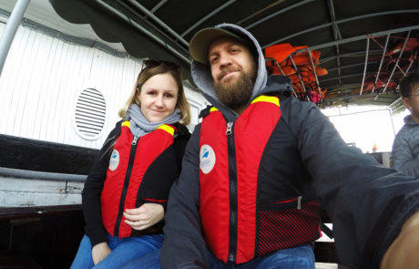 Silvia und Alex mit Schwimmweste am Boot auf dem Weg zum Kajaking in der Ha-Long-Bay