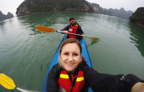 Silvia und Alex beim Kajaking in der Ha-Long-Bay in Vietnam