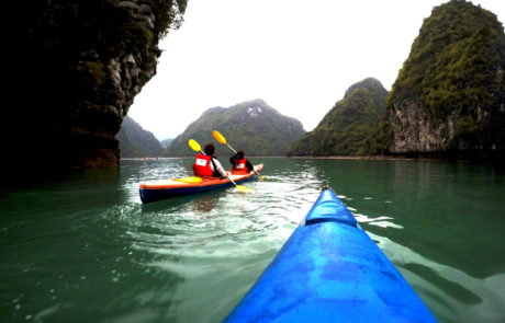 Kajaking in der Ha-Long-Bay, Vietnam