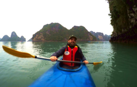 Alex beim Kajaking in der Ha-Long-Bay in Vietnam