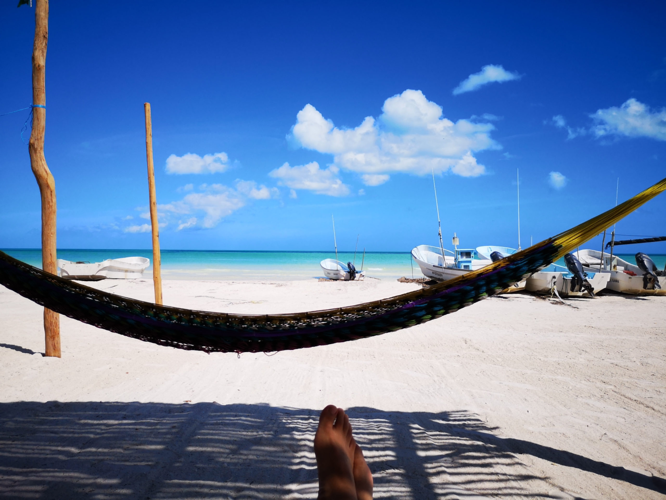 Chillen mit Hängematte im Beach Club am Strand von der Isla Holbox in Mexiko