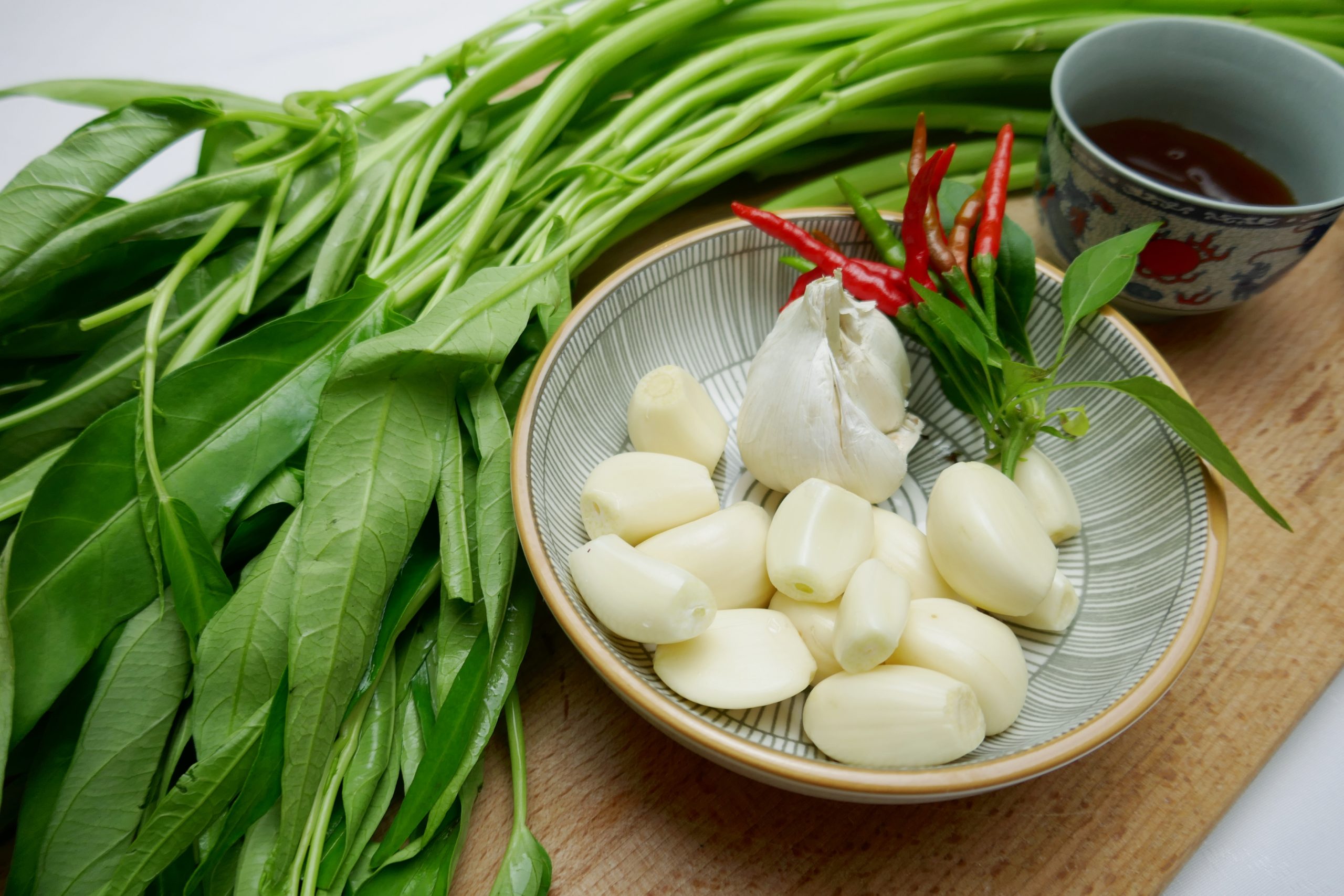 Zutaten Fried Morning Glory, Wasserspinat, Knoblauch, Thaichilis und frischer Knoblauch