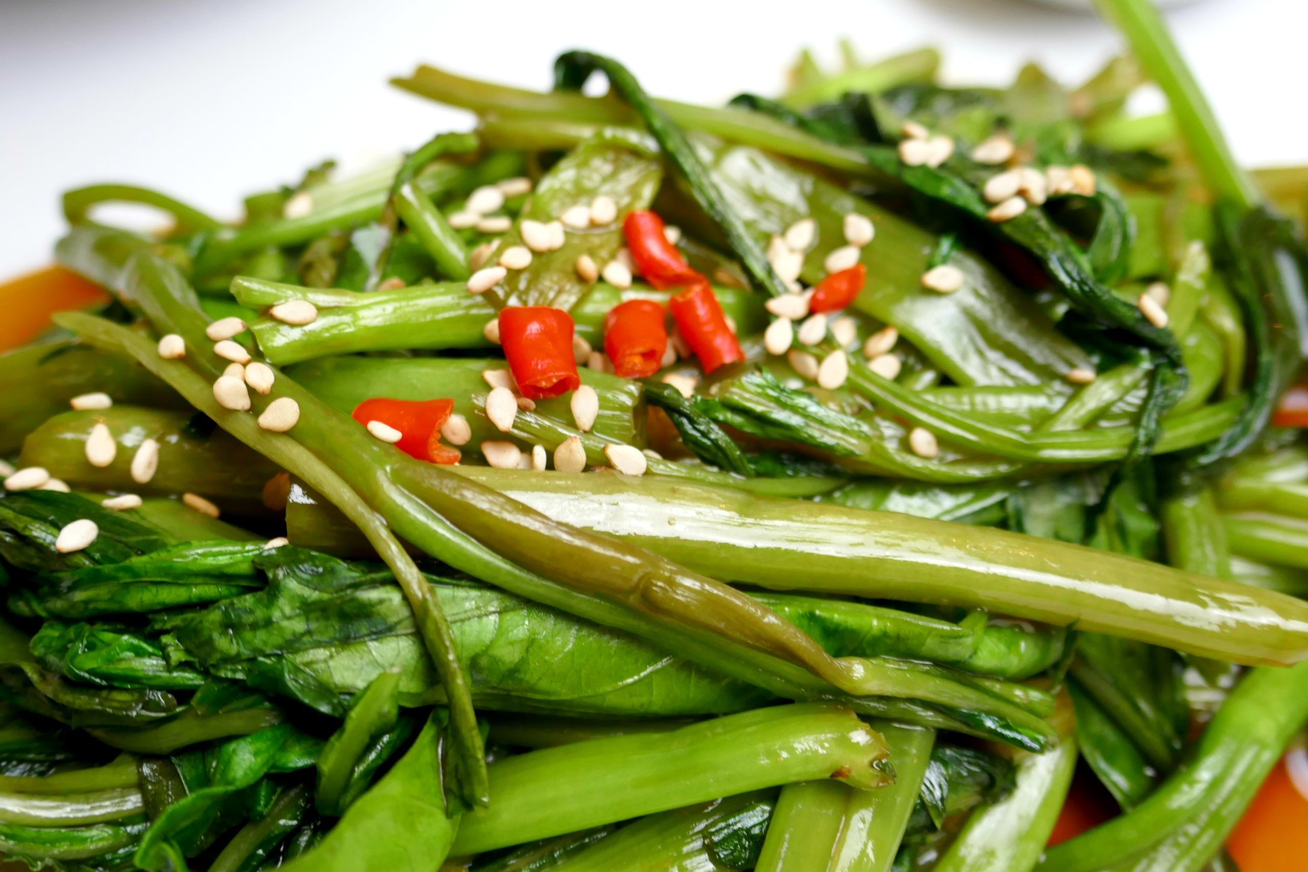 Fried Morning Glory Gebratener Wasserspinat mit Thaichilis vegan