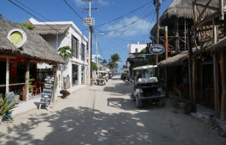 Unbefestigte, autofreie Straßen mit Golfcarts auf der Isla Holbox in Mexiko