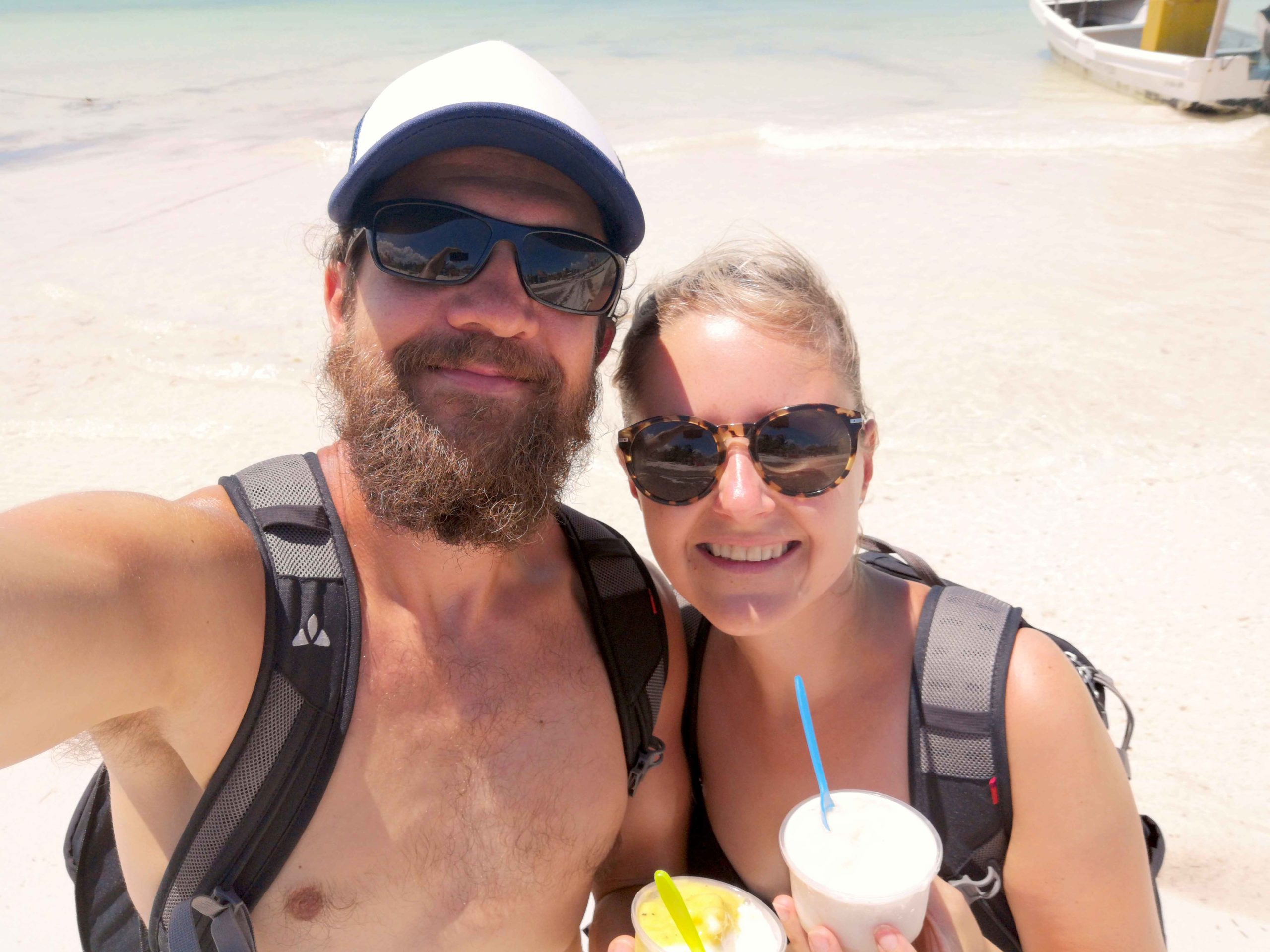 Alex und Silvia mit Eiscréme am weißen Sandstrand der Isla Holbox in Mexiko