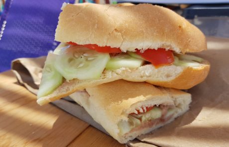 Sandwich mit Frijoles Refritos, frischen Gurken und Tomaten