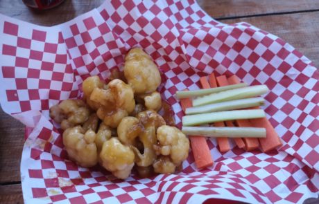 Cauliflower Wings mit Buffalo Sauce am Holbox Foodie Market in Mexiko