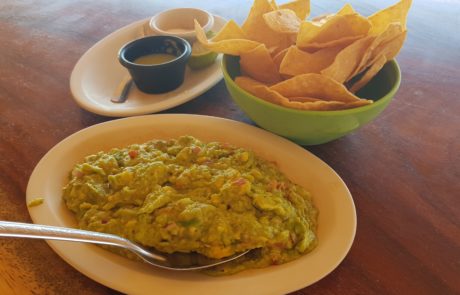 Nachos und frische Guacamole