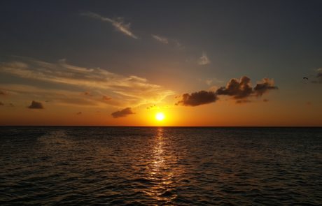 Sonnenuntergang über dem Meer am Steg des Playa Holbox in Mexiko