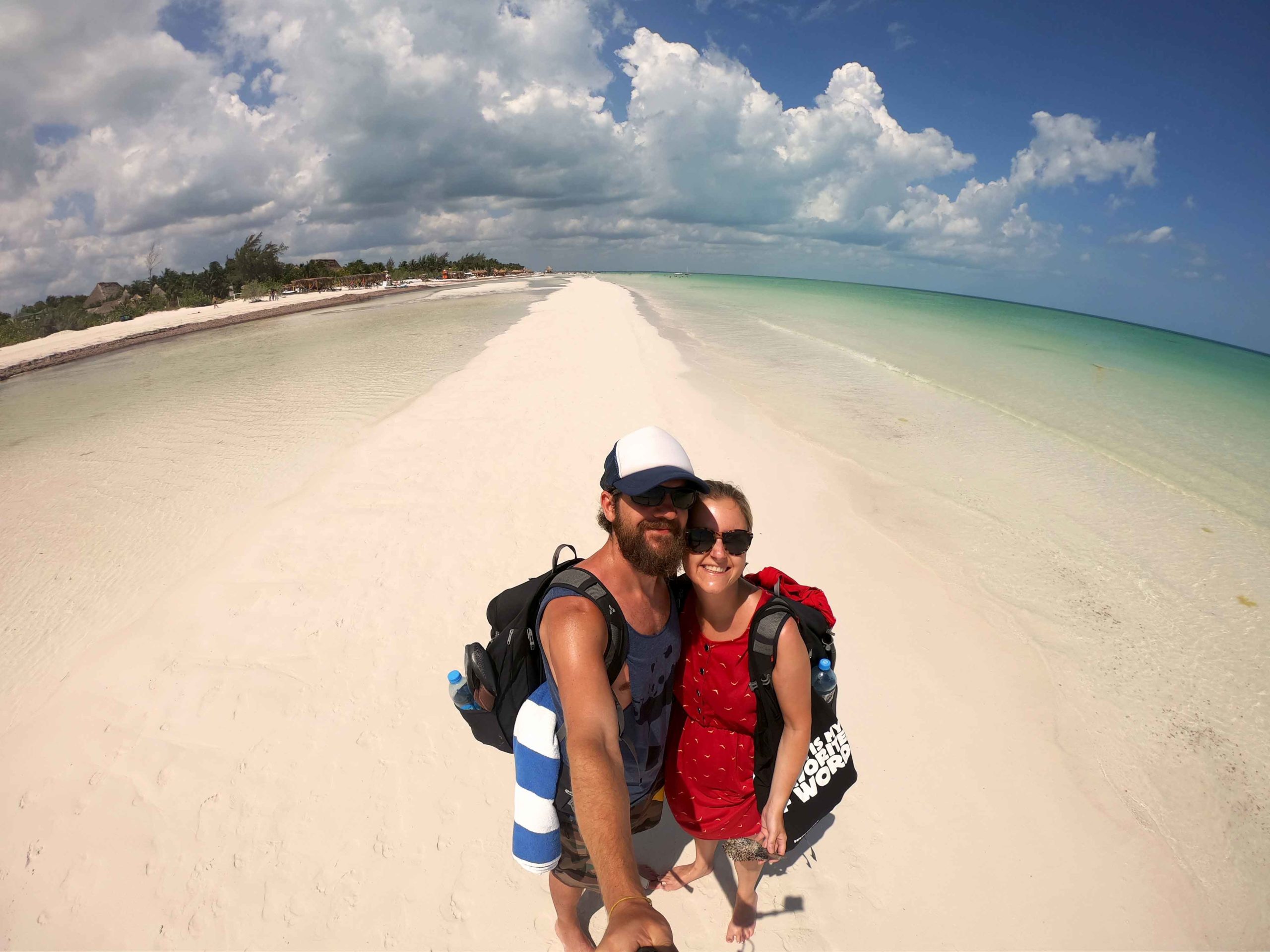 Silvia und Alex am weißen Sandstrand auf der Isla Holbox in Mexiko