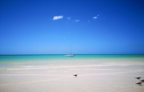 Boot am einsamen Strand der Isla Holbox in Mexiko