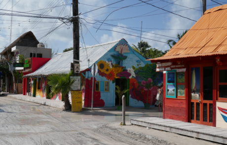 Bemaltes Restaurant und Café auf Isla Holbox in Mexiko