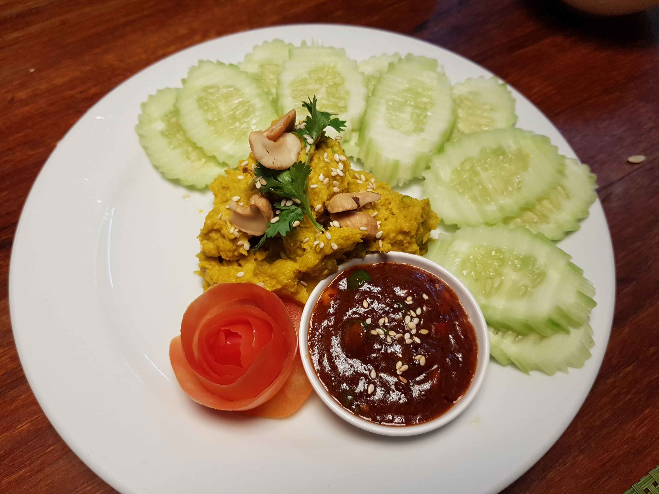 Pumkin Humus mit Chili Dip, Gurkenscheiben und Karottendeko