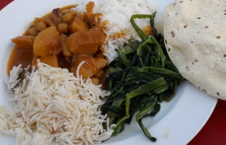 Fried Morning Glory, Reis, Curry und Naan in Bangkok, Thailand