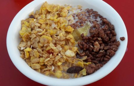 Frühstück Müsli, Corn Flakes und Cocoa Pops in Bangkok, Thailand