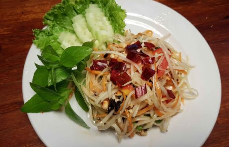 Veganer Papaya Salat Som Tam in Thailand