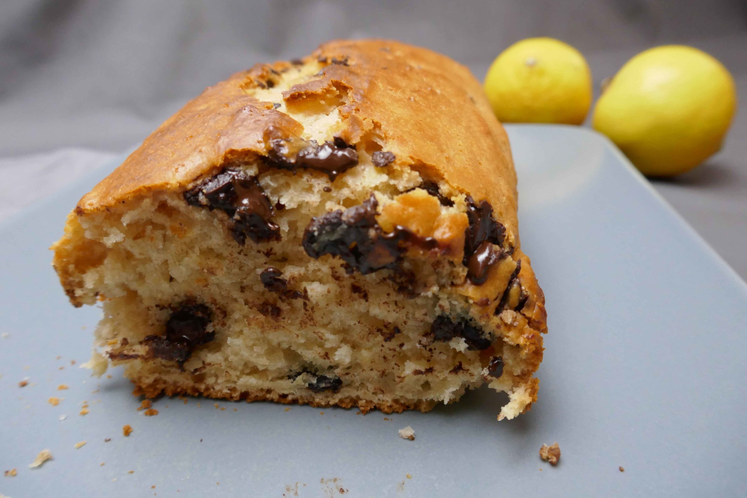 Zitronenkuchen mit geschmolzenen Schokostücken aufgeschnitten