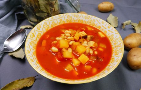 Vegane Serbische Bohnensuppe mit geräuchertem Tofu, weißen Bohnen und Kartoffeln in Schüssel