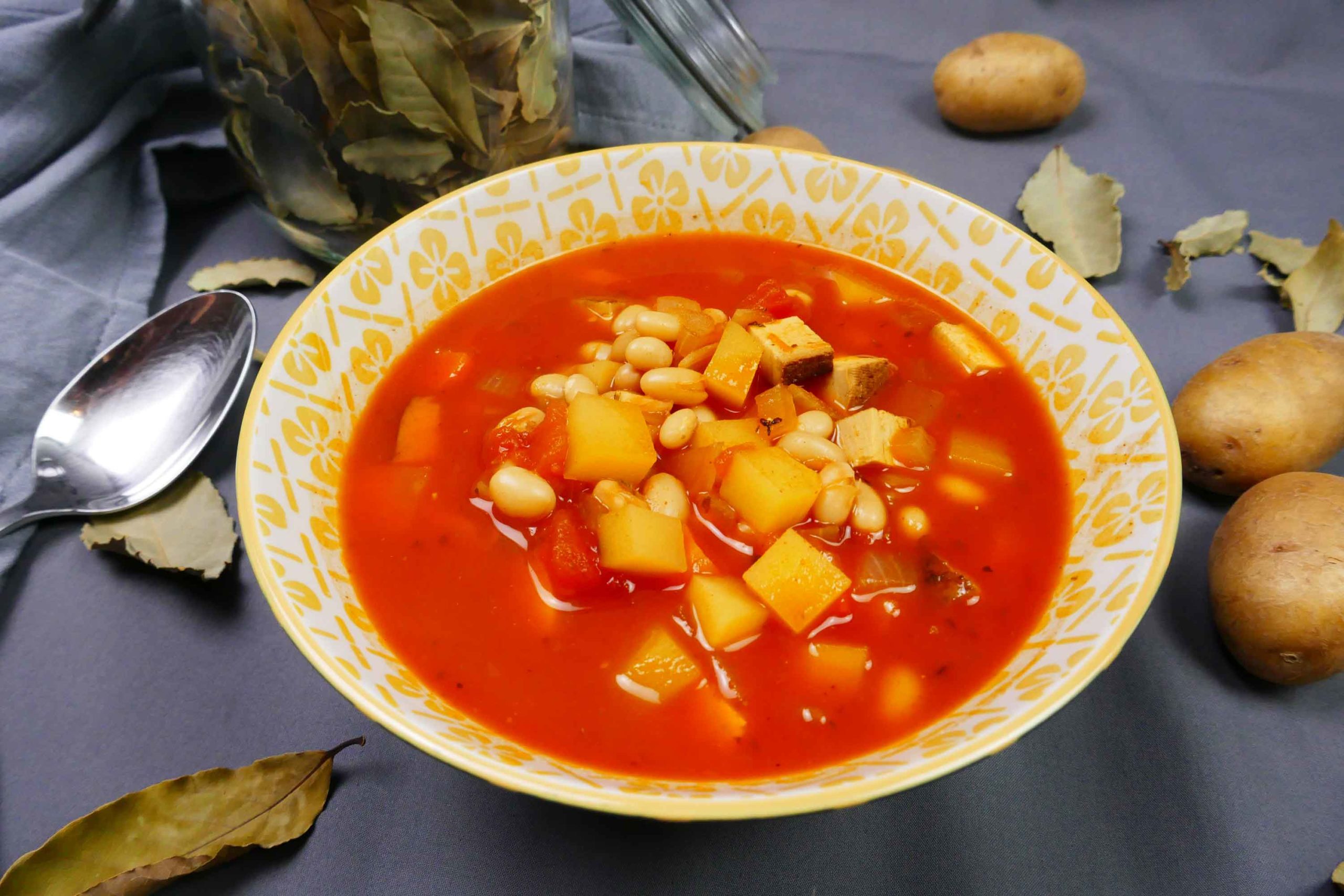 Vegane Serbische Bohnensuppe mit geräuchertem Tofu, weißen Bohnen und Kartoffeln in Schüssel