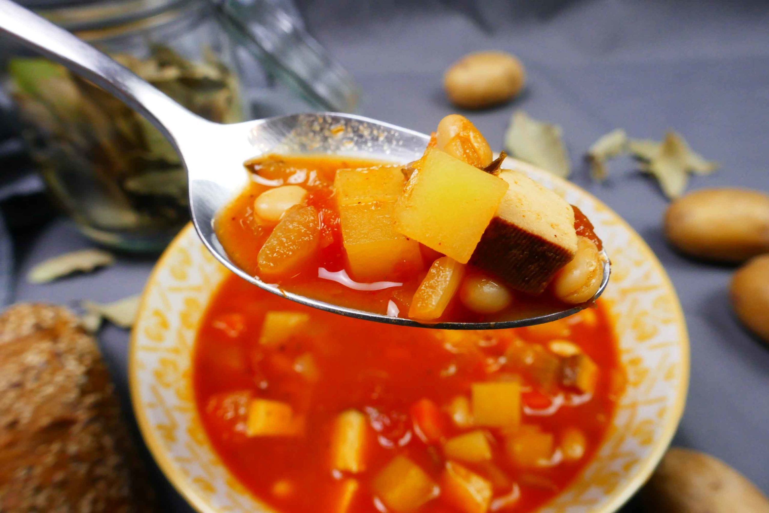 Fertig gekochte vegane Serbische Bohnensuppe in der Schüssel serviert in einer Schüssel und auf einem Löffel