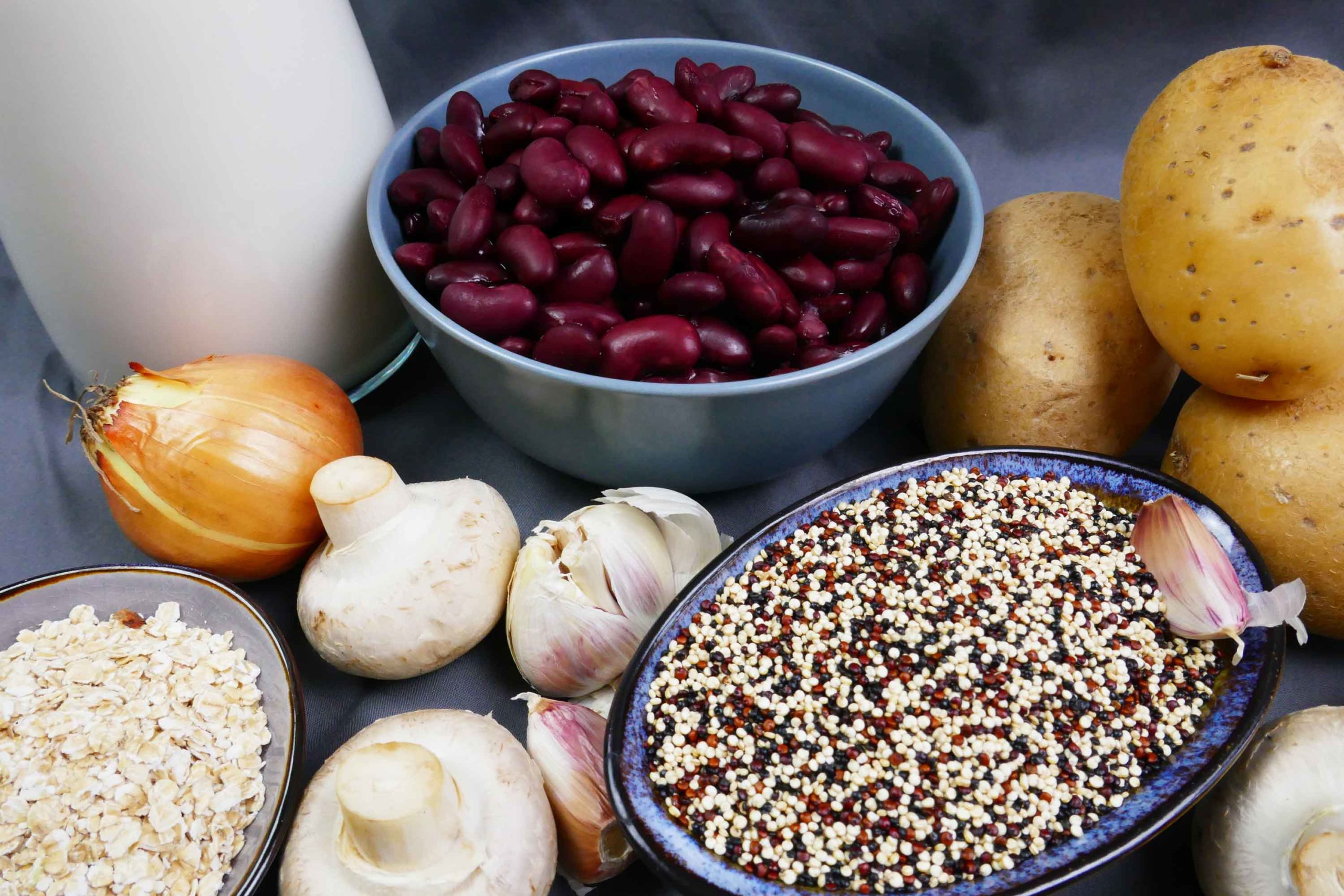 Zutaten veganer Quinoabraten, rote Kidneybohnen, Quinoa, Champignons, Zwiebel, Knoblauch