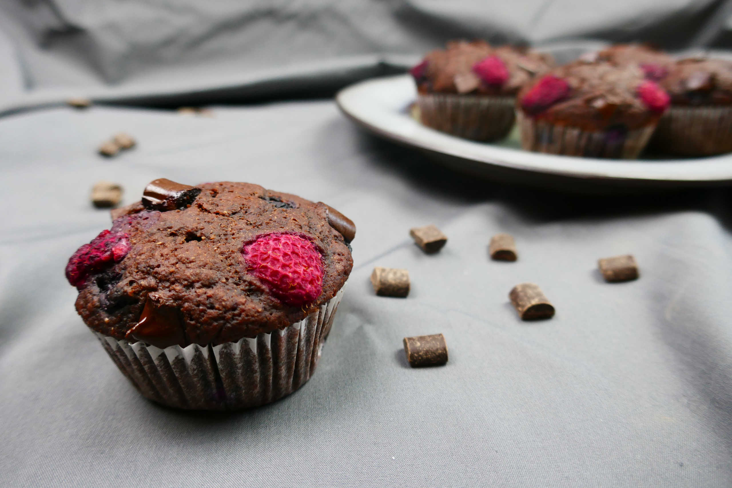 Vegane Schokomuffins mit Beeren mit Himbeeren, Heidelbeeren und Schokostückchen