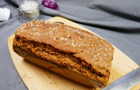 Dinkelvollkornbrot mit grobem Salz als Topping auf einem Schneidebrett