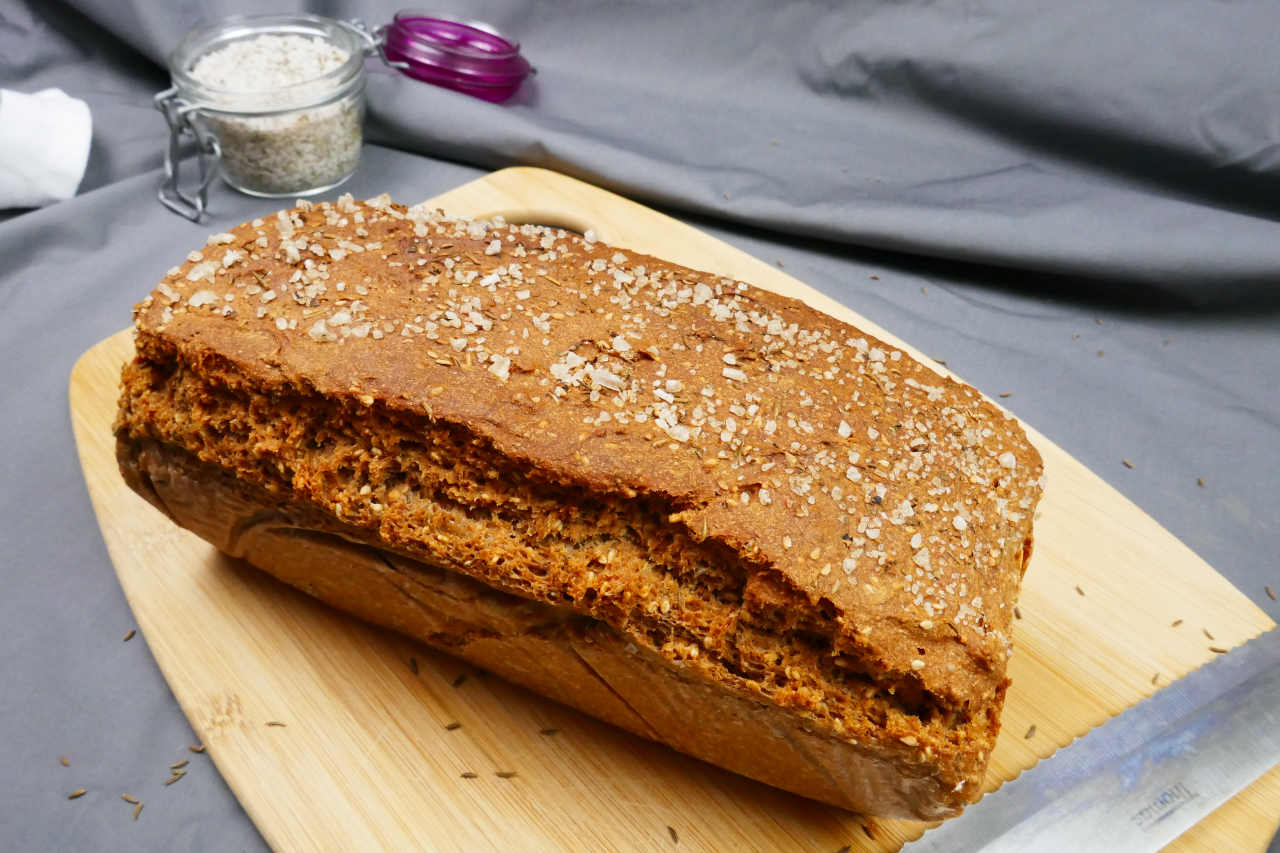 Dinkelvollkornbrot mit grobem Salz als Topping auf einem Schneidebrett