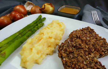Veganer Quinoabraten mit Kartoffelpürree, grünem Spargel und veganer Bratensauce