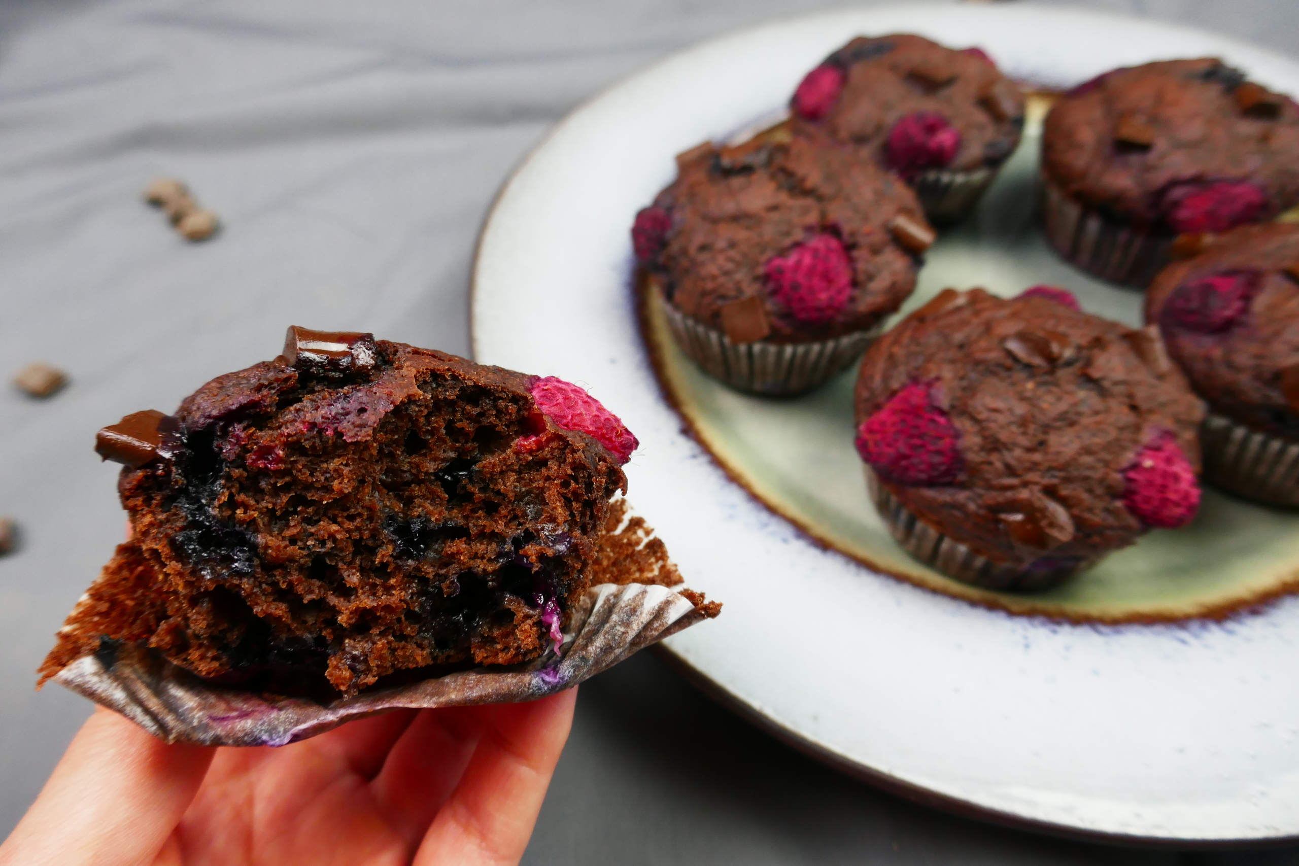 Vegane Schokomuffins mit Himbeeren, Heidelbeeren und Schokostückchen, Himbeeren und Heidelbeeren