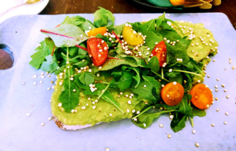 Cafe Hildebrandt Frühstück Avocadobrot auf weißem Teller